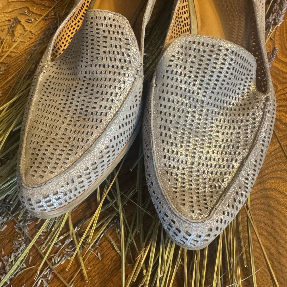 Crown Vintage Leather Gray Perforated Women's Flats - Picture 2 of 7